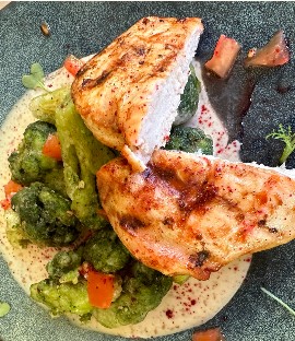 Стейк из курицы с хрустящим брокколи и ореховым соусом