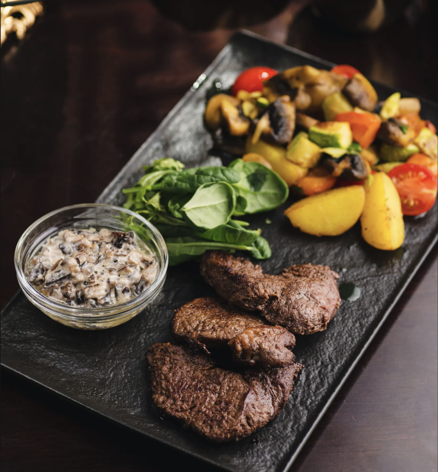 Медальоны с овощами и грибным соусом