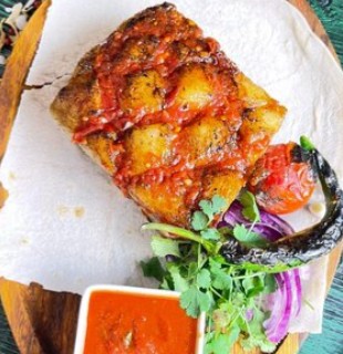 Свиные ребра в аджике, хлеб