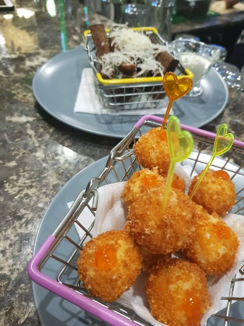 Сырные шарики с перцем халапеньо