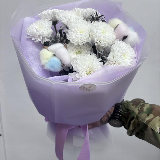 Букет с хризантемами и хлопком