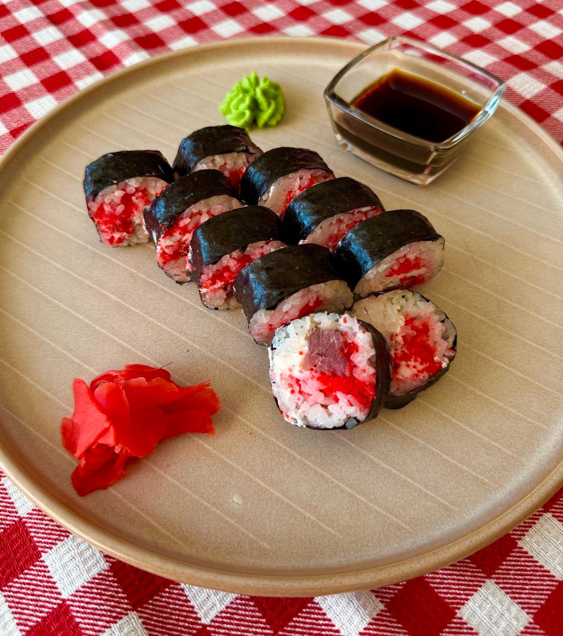 Ролл с тунцом и икрой масаго