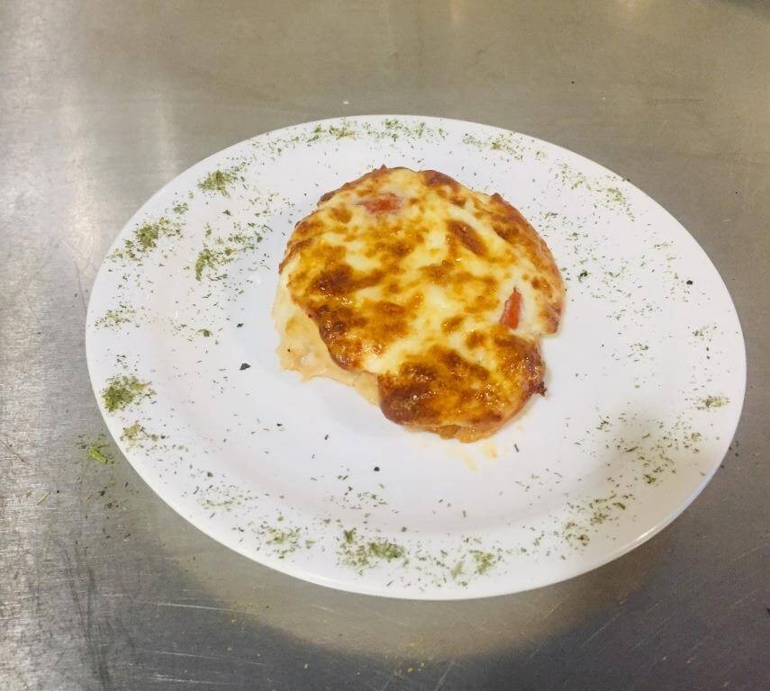 Кура запеченная с помидором