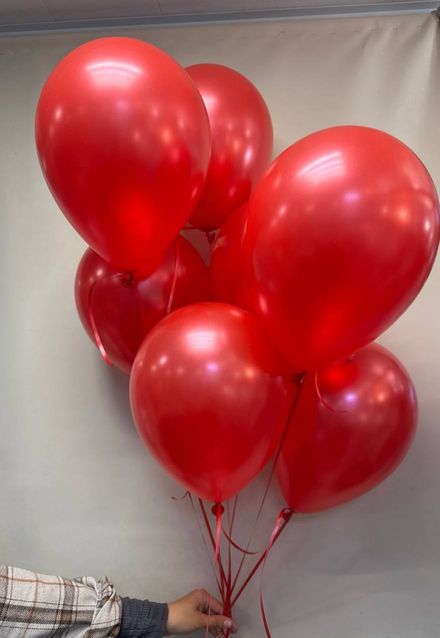 7 красных гелиевых шаров