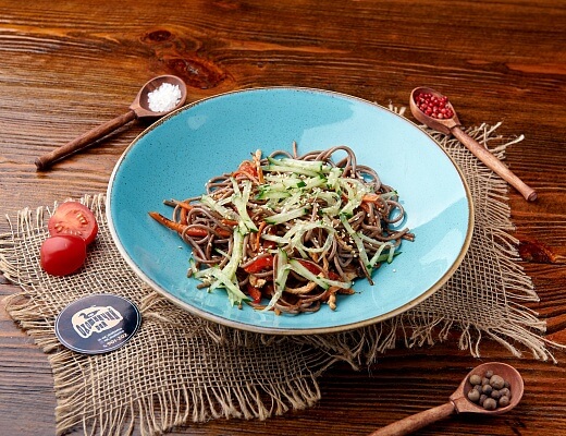Гречневая wok-лапша с курицей