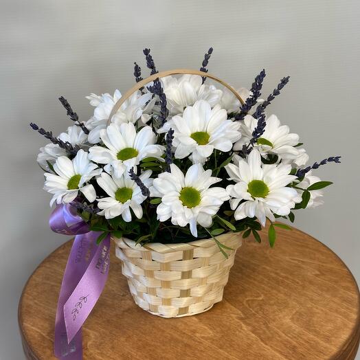 Корзина с ромашками и лавандой