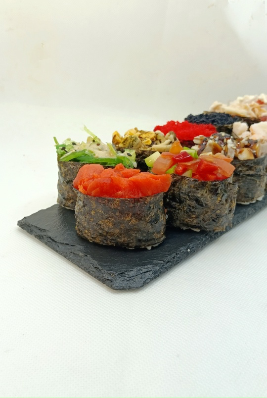 Гункан с лососем