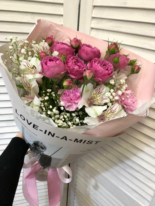 Букет с кустовой пионовидной розой