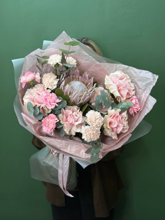 Букет с королевской протеей, диантусами и французскими розами