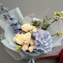 Букет с гортензией и розой
