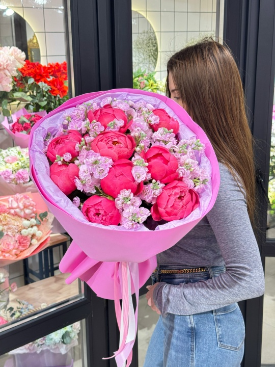 Букет из пионов и матиоллы