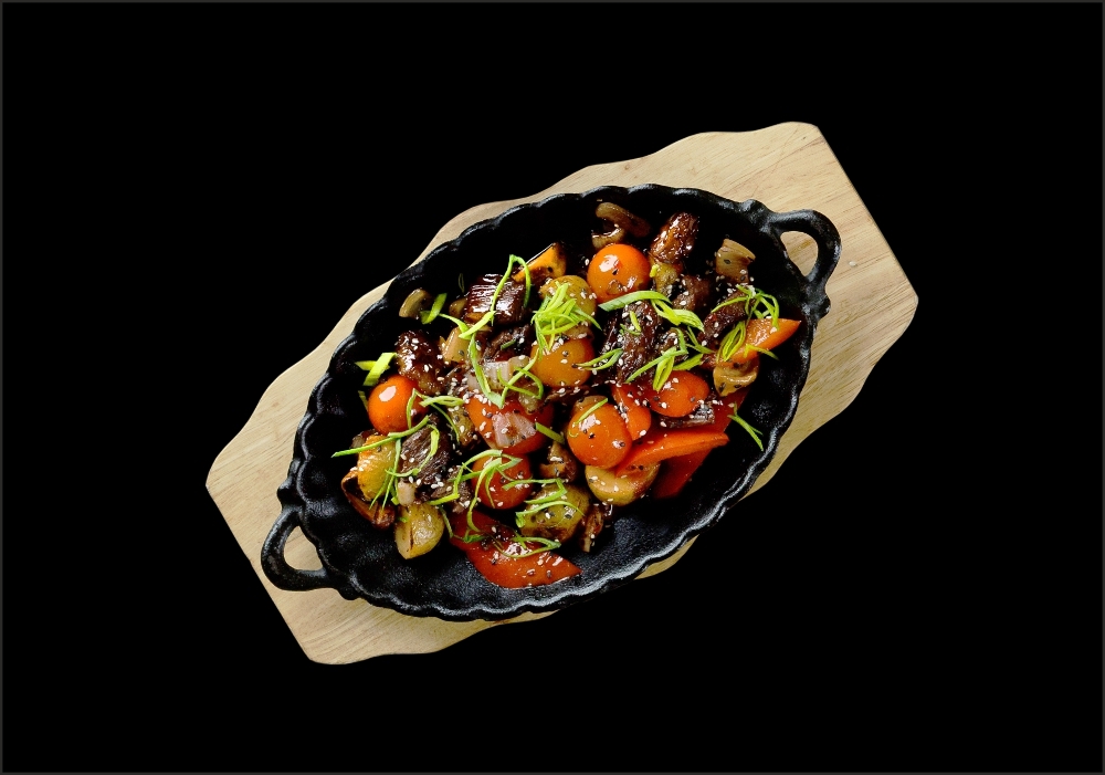 Горячая сковородка с говядиной в томатном соусе