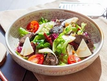 Теплый салат с куриной печенью