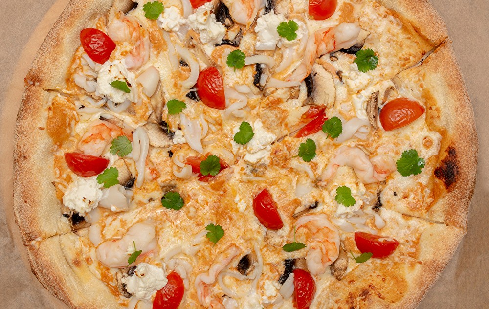 Пицца «Том-ям» с морепродуктами и шампиньонами