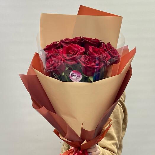 Букет красных роз в нежной упаковке