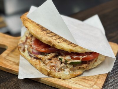 Шаурма в турецкой булке с курицей