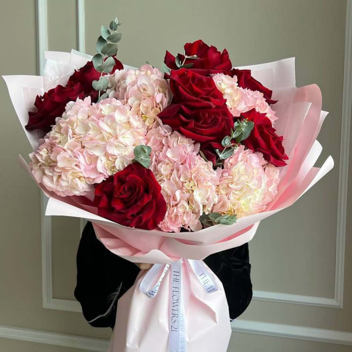 Сборный букет из гортензий ,французских роз ,эвкалипта