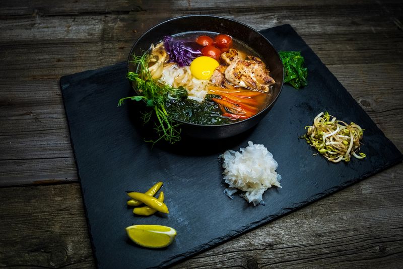 Рамэн с цыпленком и овощами