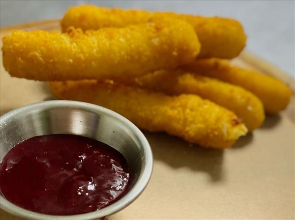 Сырные палочки Моцарелла с брусничным соусом
