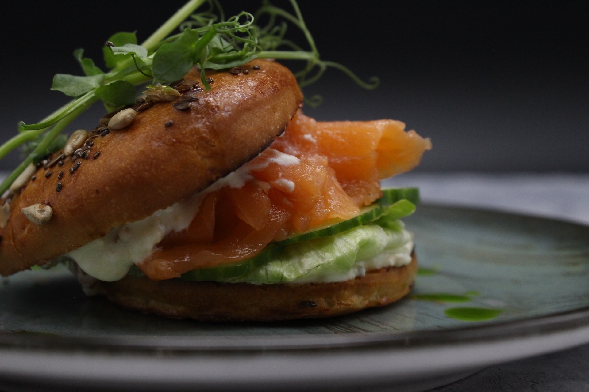 Бейгл с лососем, яйцом пашот и сливочно-горчичным соусом