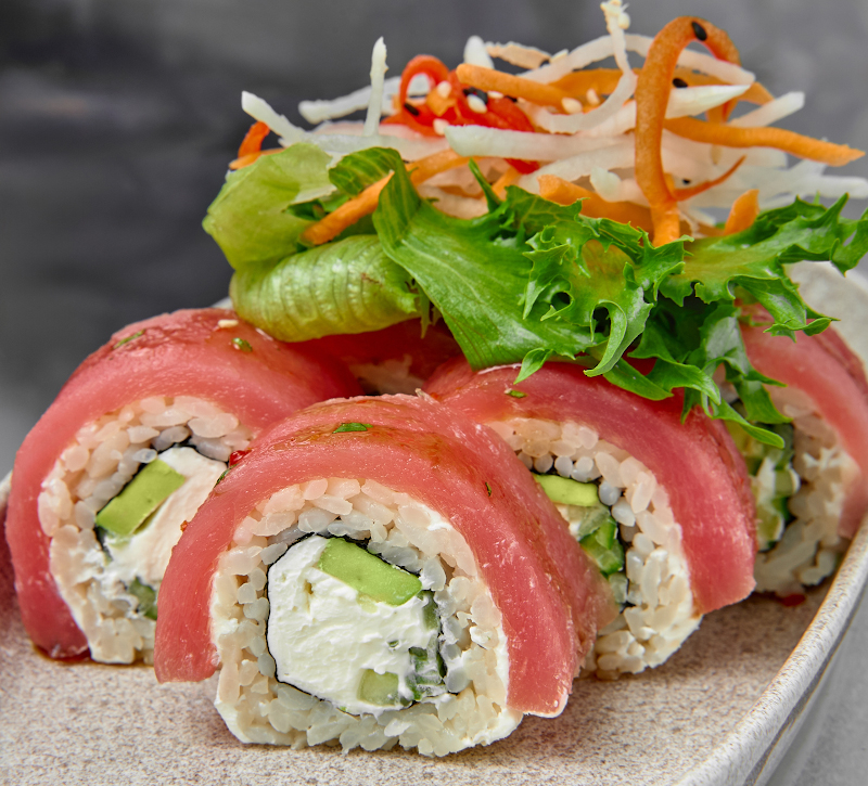 Внутри авокадо и огурец, сверху свежий тунец Сыр творожный