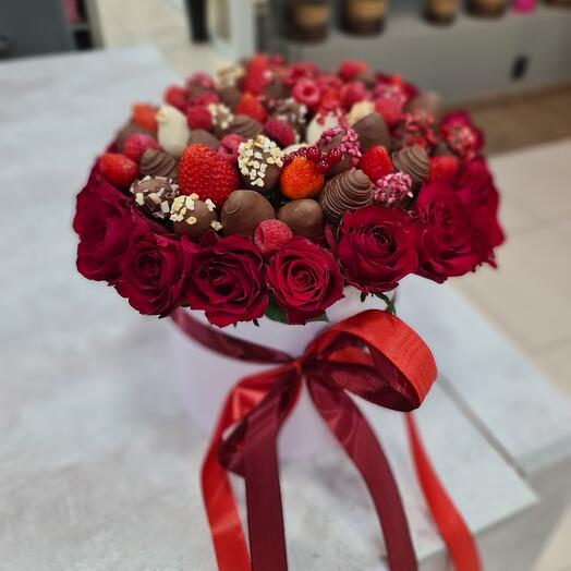 Клубника в шоколаде и розы вау 