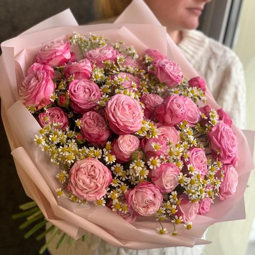 Розы в ромашках