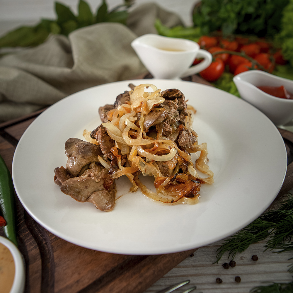 Печень куриная, жареная с луком
