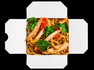 По-китайски с курицей и яичной лапшой
