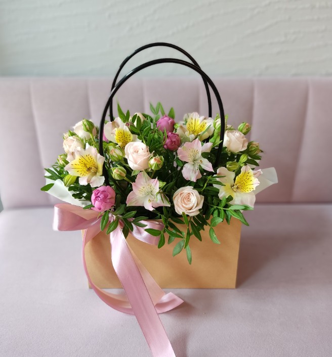 Композиция с цветами в коробке