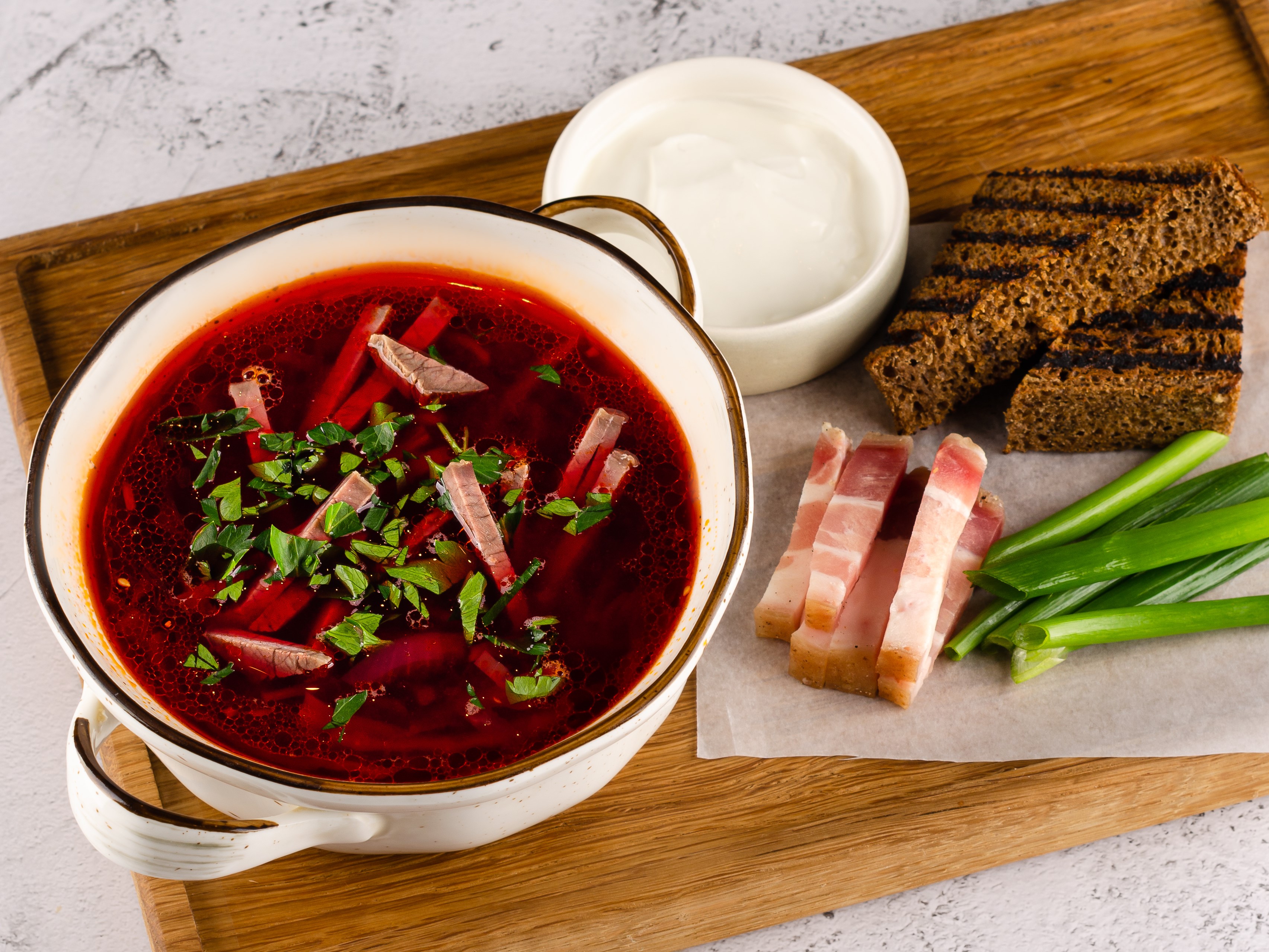 Борщ с салом, бородинским хлебом и сметаной