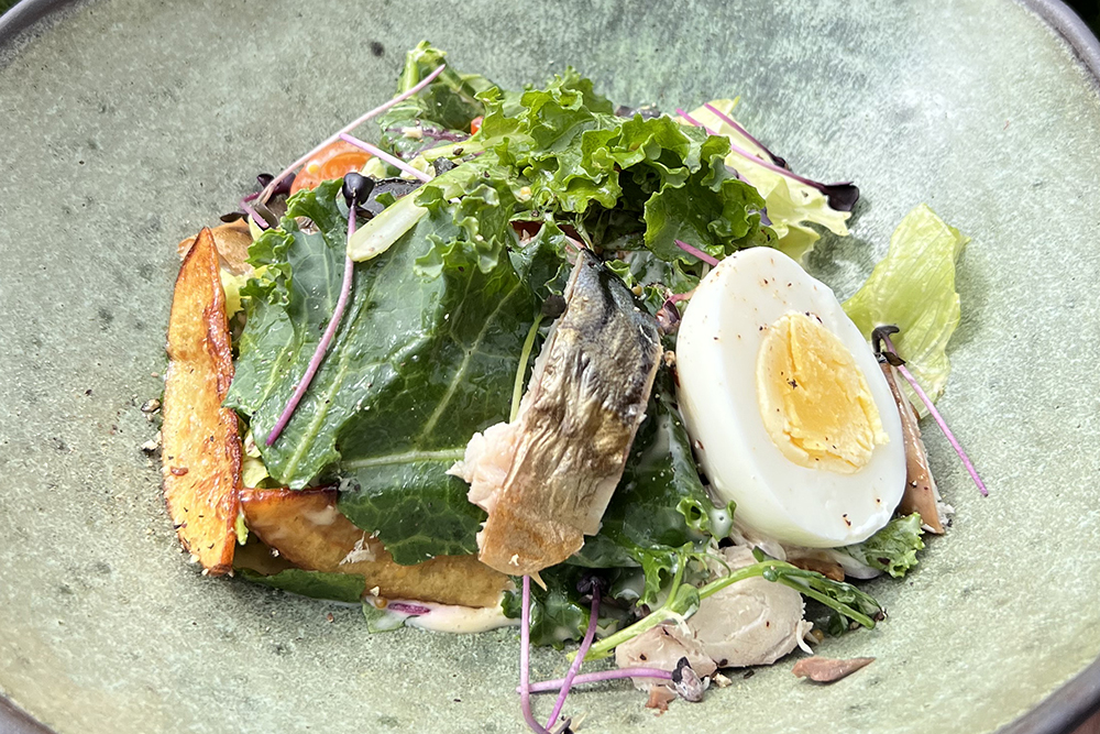 Салат с копченой скумбрией и салатом Айсберг