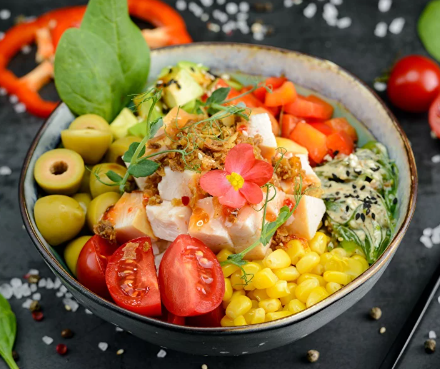 Боул с копченой курицей и лук фри