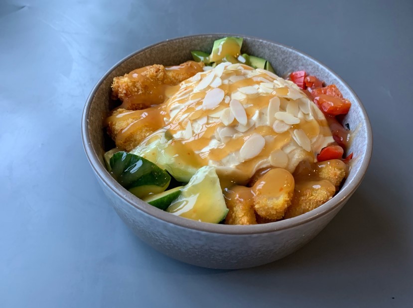 Поке карри с курицей и ананасами