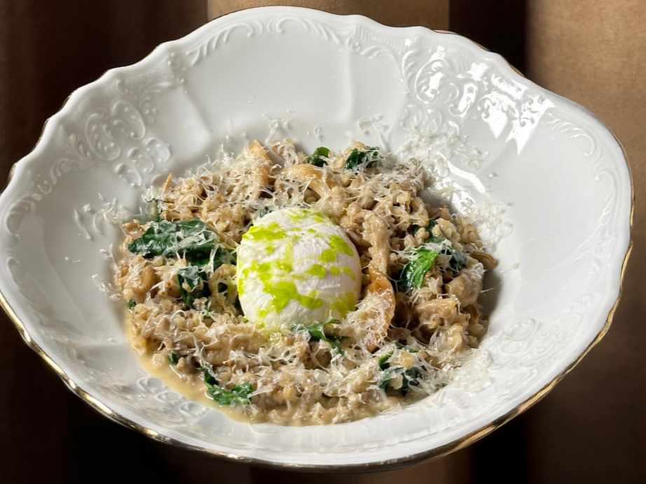 Зеленая гречка с яйцом пашот и вешенками