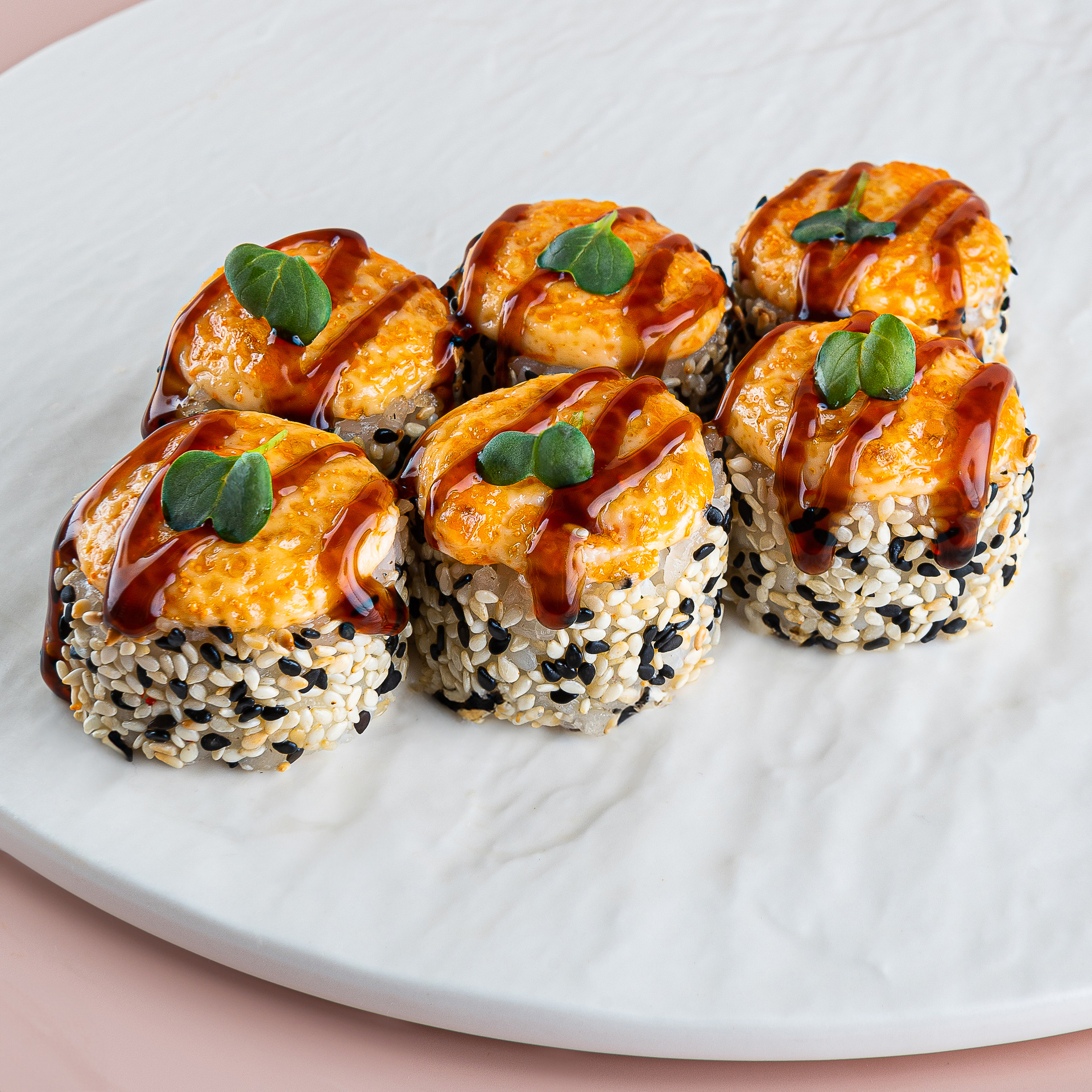 Запеченный ролл с лососем и креветкой