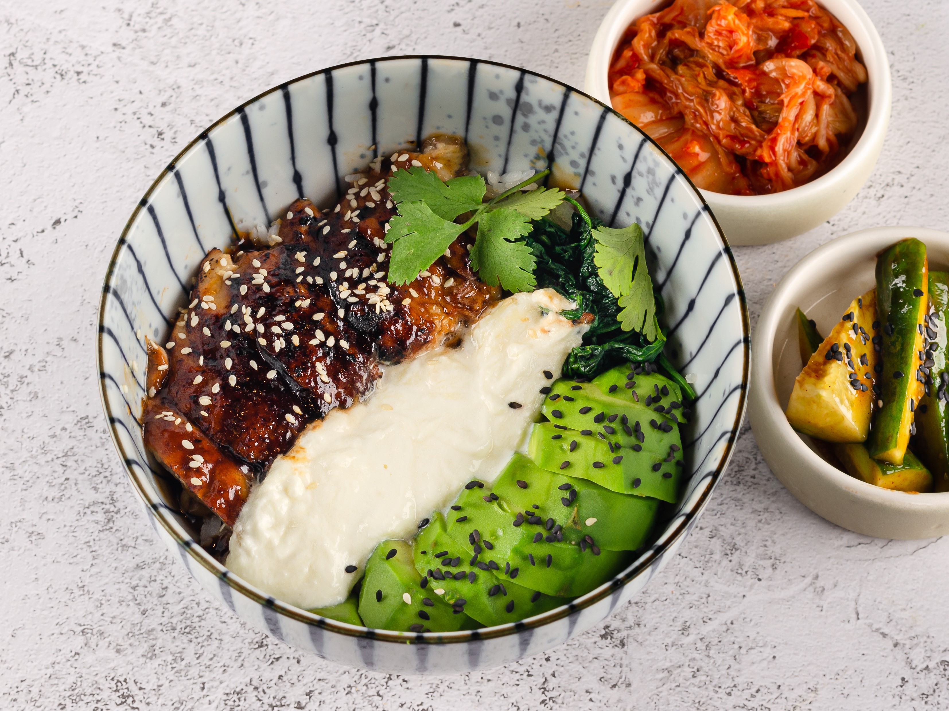 Донбури с угрем и страчателлой