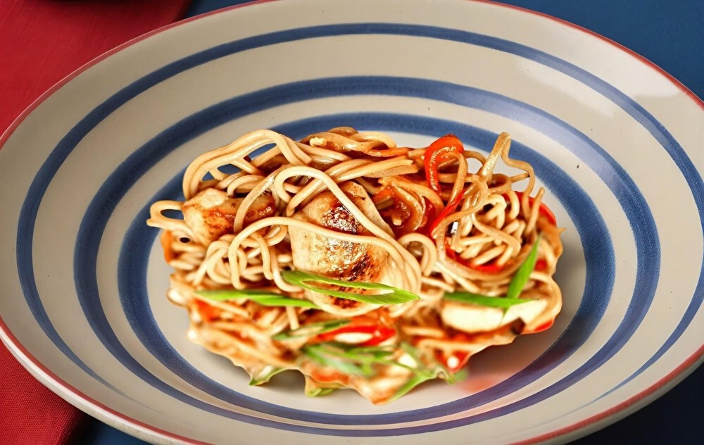 Удон с куриной грудкой и ананасами