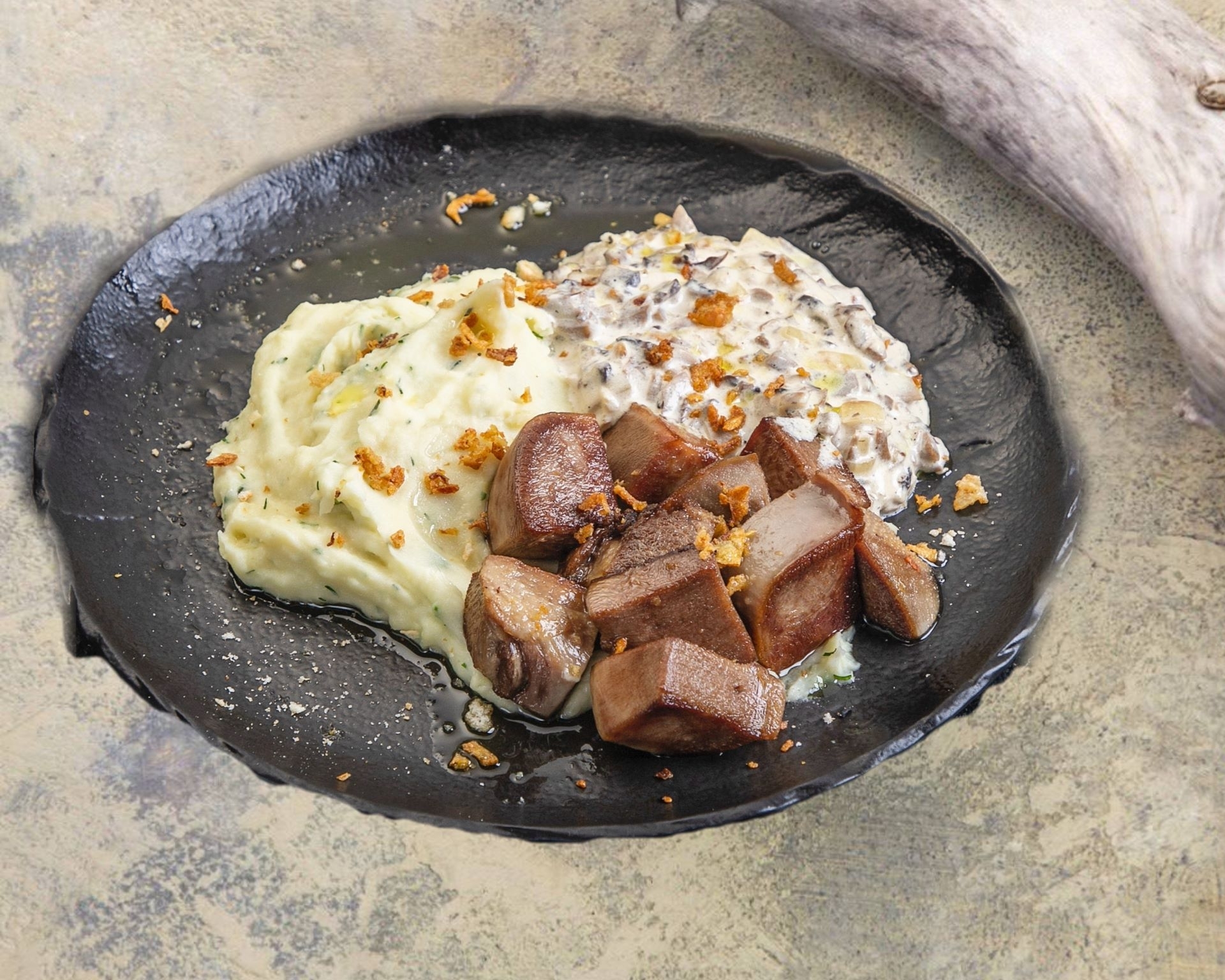 Картофель с телячьим языком и грибами