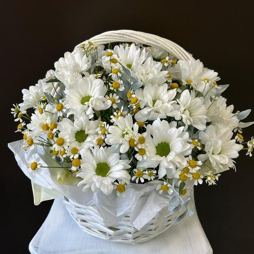 Композиция в корзине из белой хризантемы и ромашек