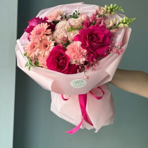 Сборный букет с яркими акцентами