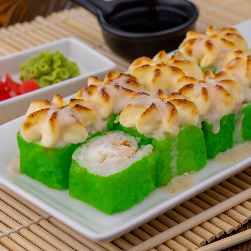 Ролл запеченный с копченой курицей