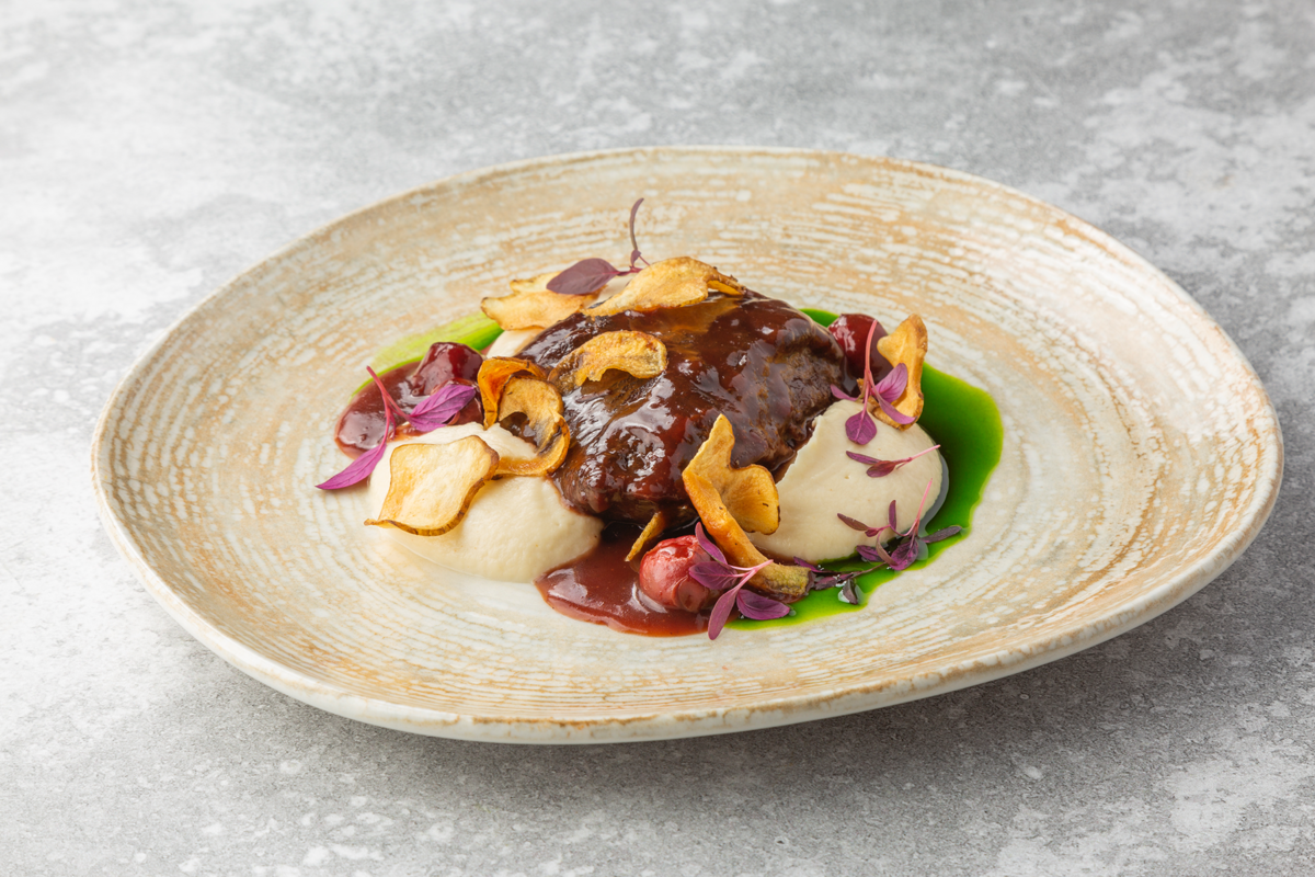 Томленые щечки с соусом порто