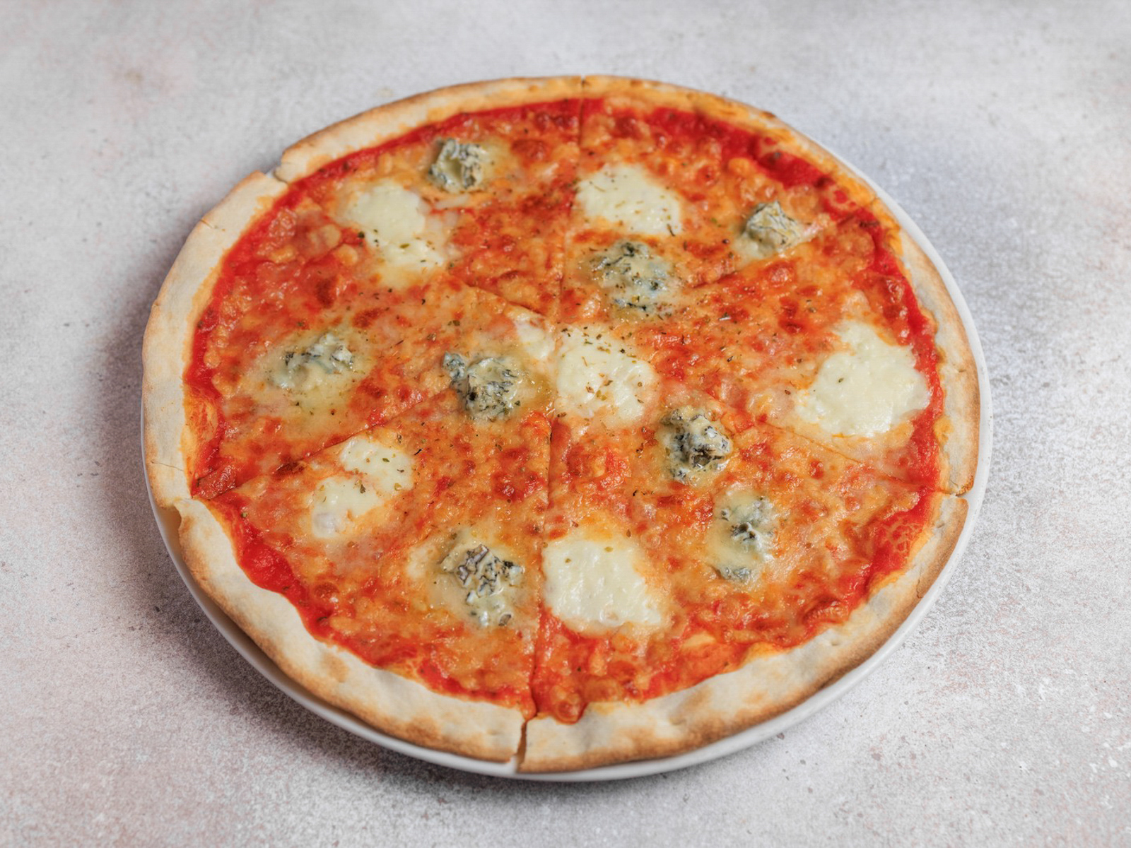 Пицца четыре сыра с томатным соусом