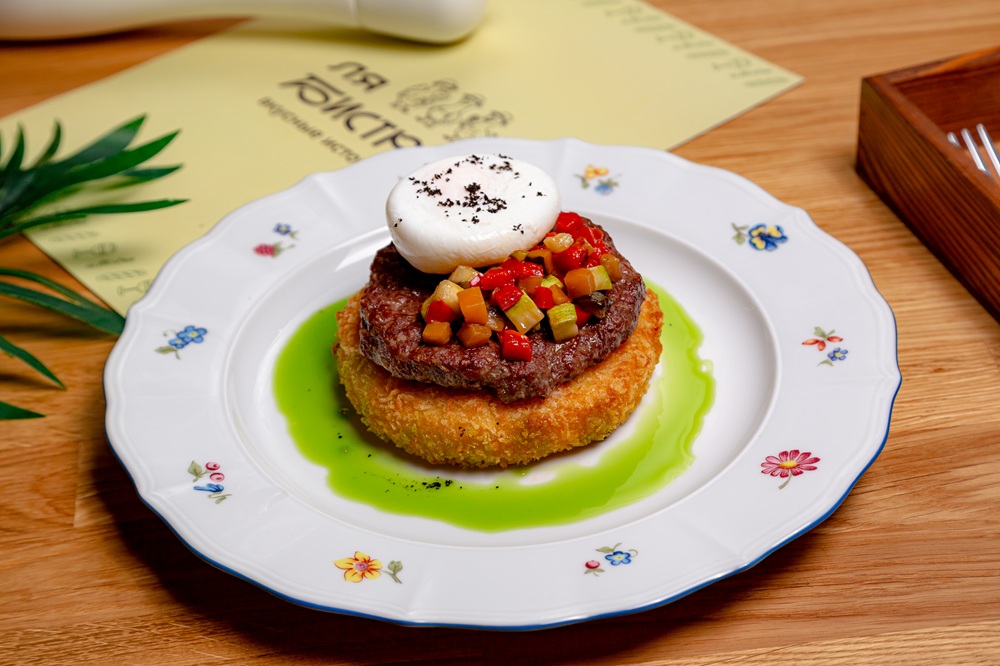 Бифштекс с хашбрауном и овощным соте