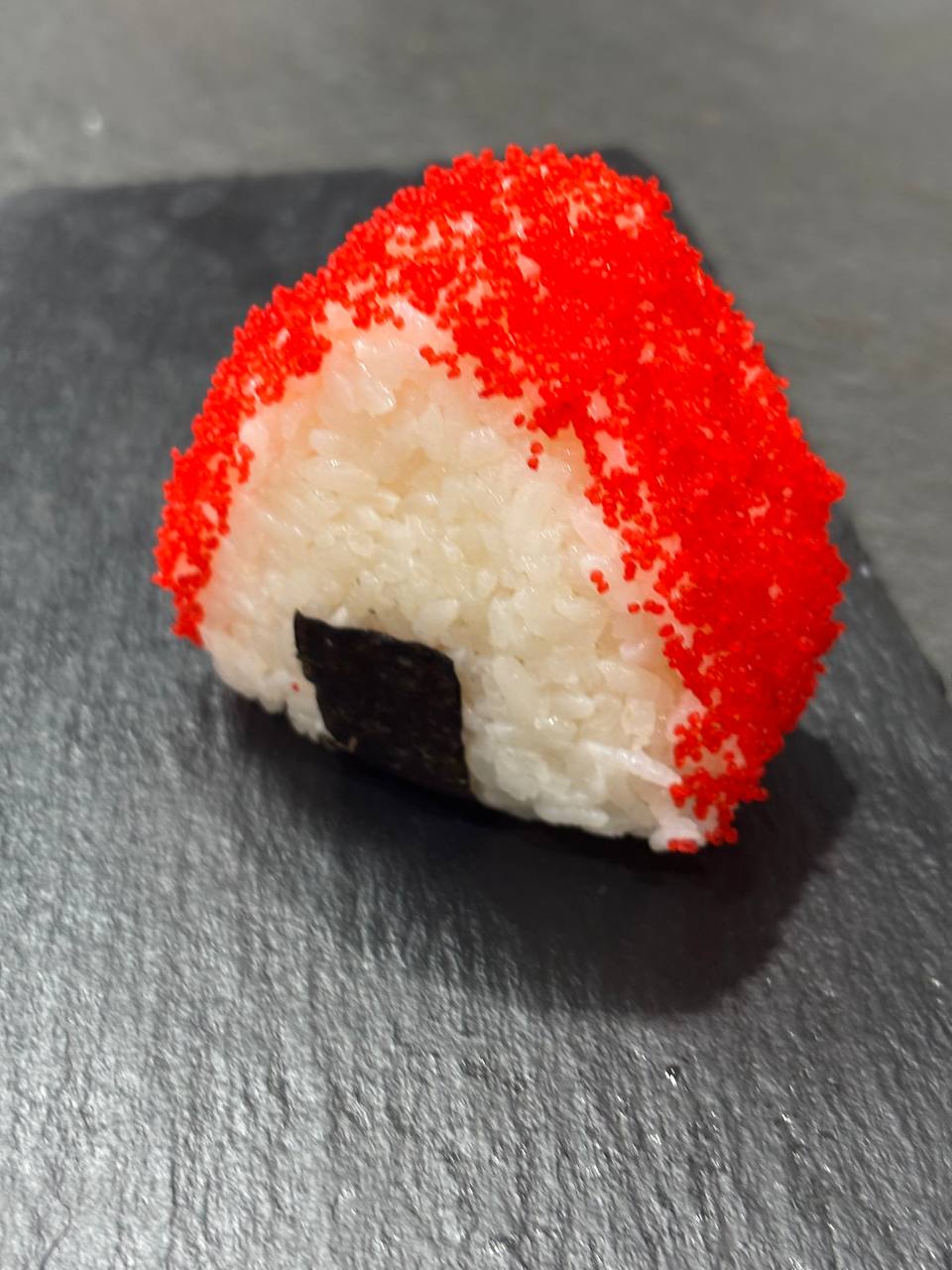 Онигири с лососем