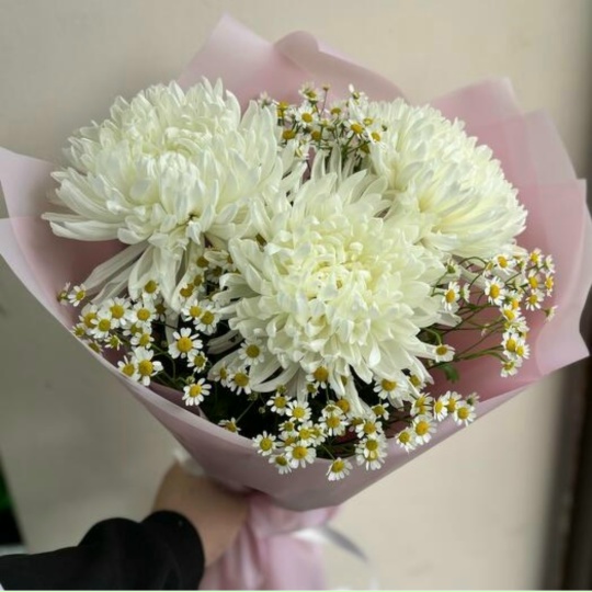 Букетик из хризантем и ромашек