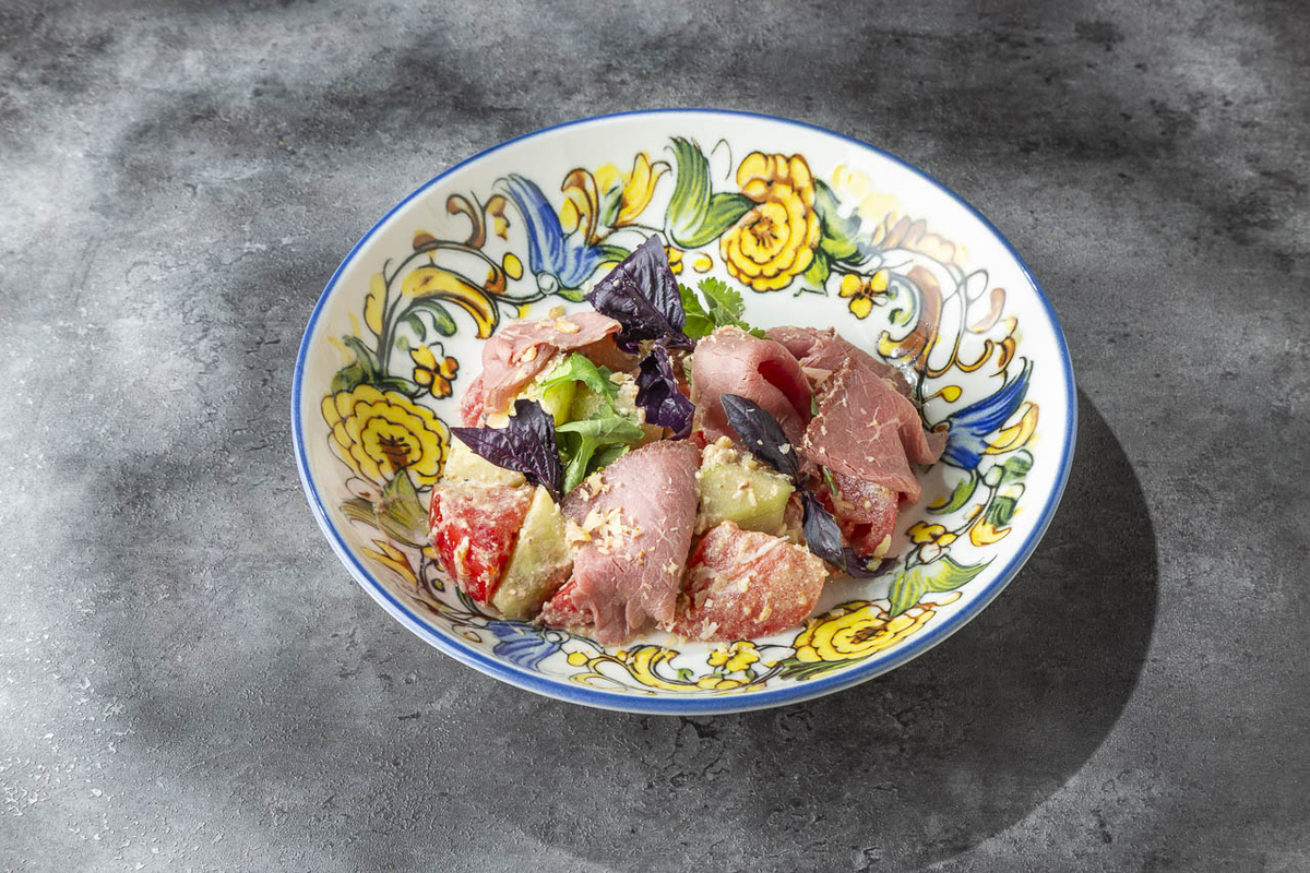 Рачинский салат с ростбифом и соусом баже