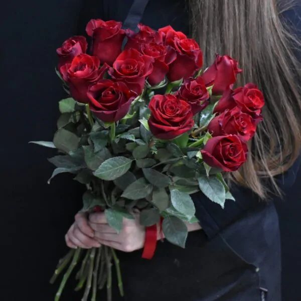 Букет 15 роз на ленте