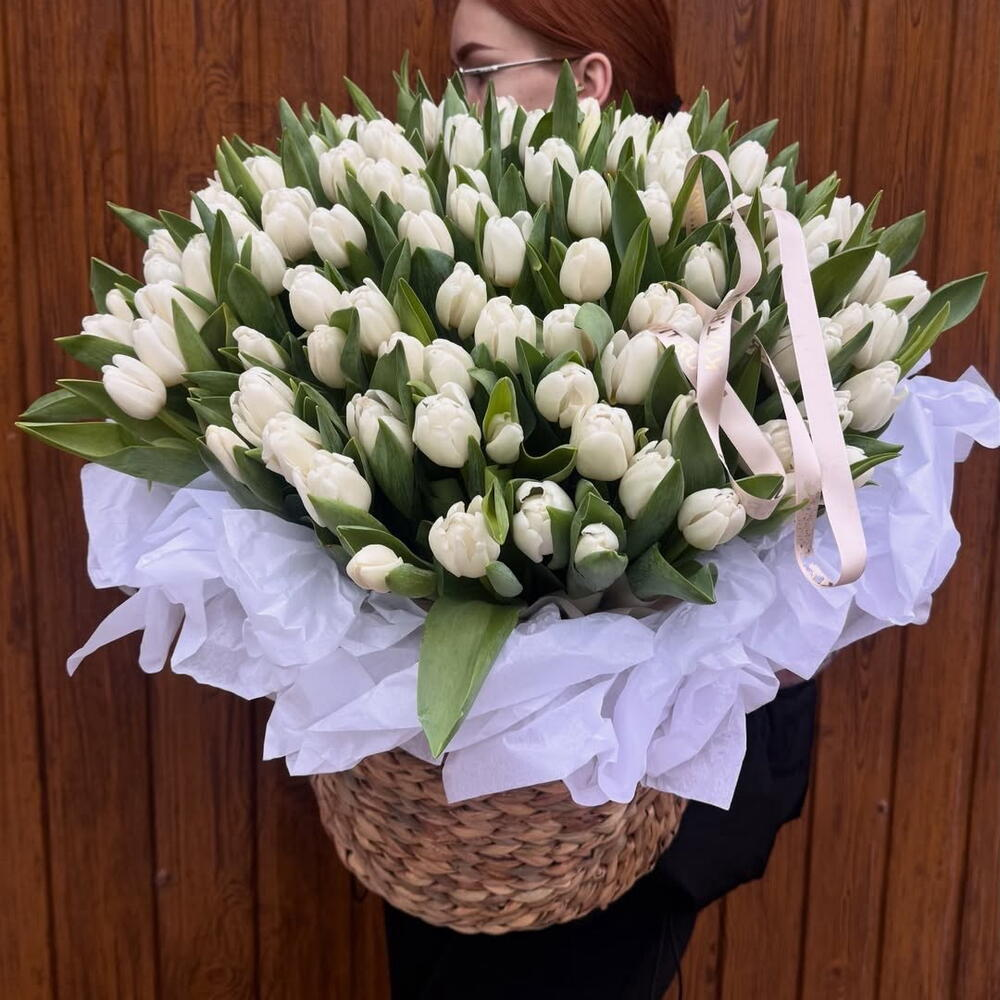 101 тюльпан белый в корзине кашпо